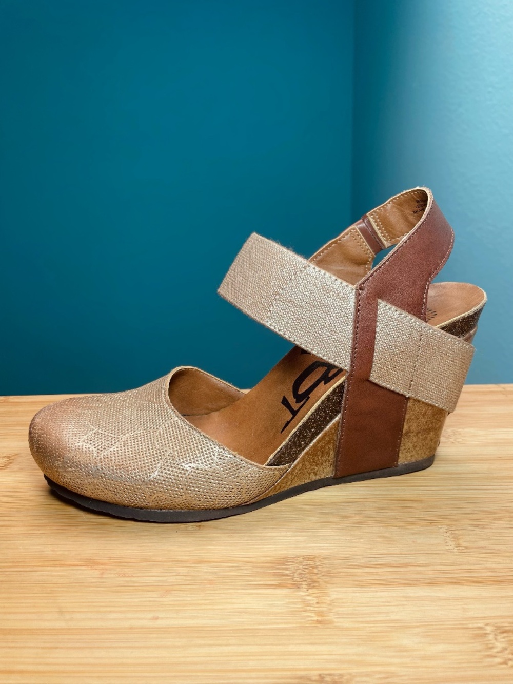 OTBT Rexburg Mary Jane Wedge Shoes Gold Bronze Sz 8M Almost 4 Inch Heel Nice!
